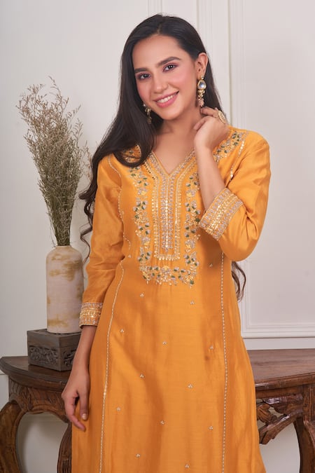 Geetika Jain_Yellow Chanderi, Organza Embroidery V-neck Dabka Kurta Set _Online_at_Aza_Fashions