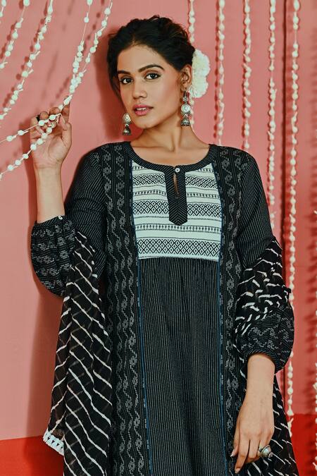 Myaara Black Cotton Keyhole Neck Geometric Woven Pattern Kurta With Pant Online at Aza Fashions Myaara_Black Cotton Keyhole Neck Geometric Woven Pattern Kurta With Pant _Online_at_Aza_Fashions