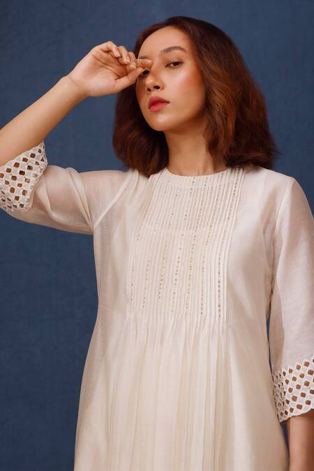 Chokhi Chorri_Off White Kurta Silk Chanderi Cutwork Mosaic Round Neck Mahsa With Pant _Online_at_Aza_Fashions