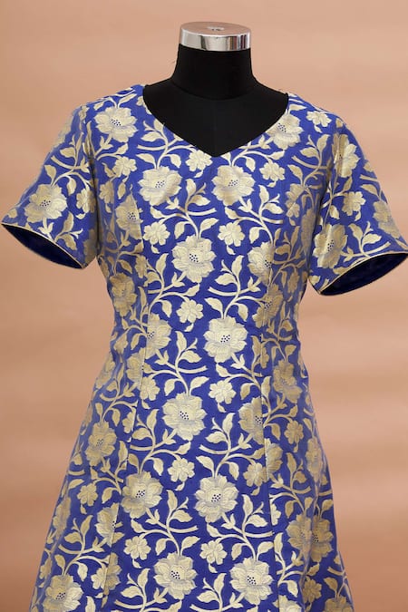 Buy_Khwaab By Sanjana Lakhani_Blue V-neck Flared Woven Floral Kurta _Online_at_Aza_Fashions