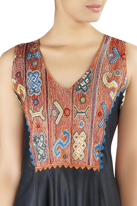 Buy_Latha Puttanna_Orange Silk Thread Work V Neck Sleeveless Kurta Set _Online_at_Aza_Fashions