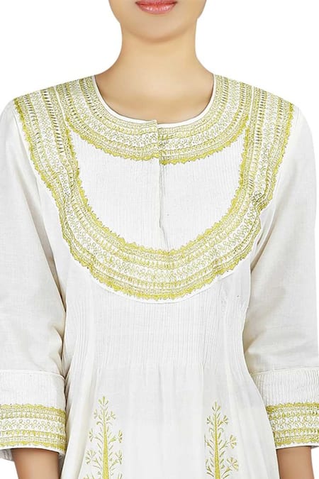 Latha Puttanna_White Chanderi Thread Work Round Neck Anarkali Set _Online_at_Aza_Fashions