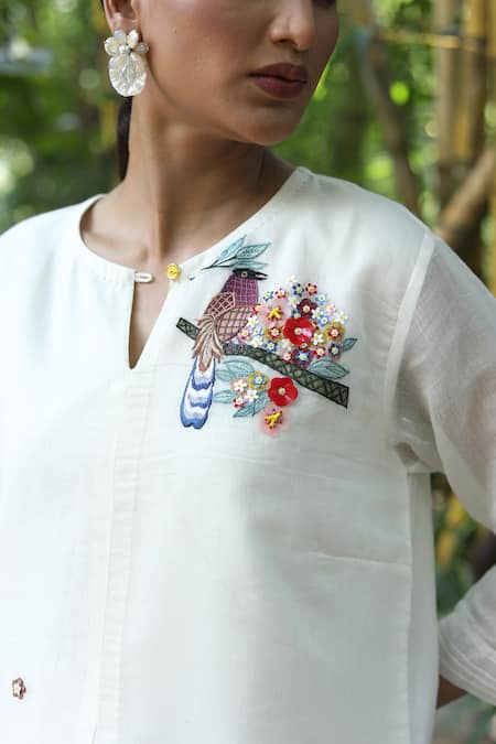 Desert Shine By Sulochana Jangir_White Chanderi Embroidery Round Neck Handwoven Kurta And Pant Set_at_Aza_Fashions