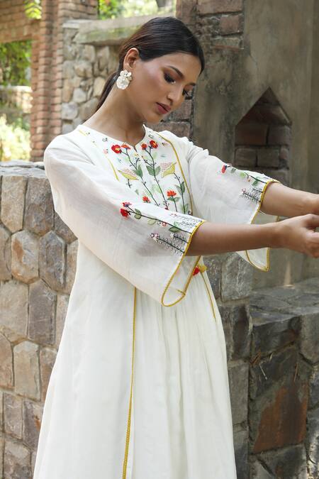 Desert Shine By Sulochana Jangir_White Chanderi Embroidery Split V-neck Botanical Kurta And Pant_at_Aza_Fashions