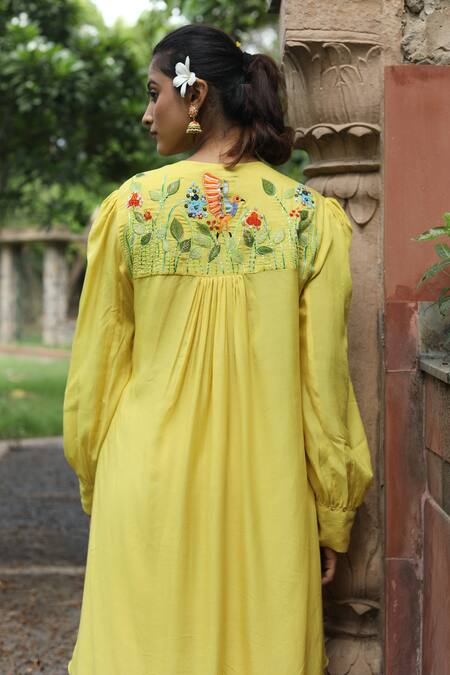 Desert Shine By Sulochana Jangir_Yellow Chanderi Embroidery Round Neck Handwoven Kurta And Pant Set_at_Aza_Fashions
