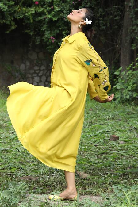 Desert Shine By Sulochana Jangir_Yellow Muslin Embroidered Floral And Leaf Collared Neck Resham Sleeve Kurta_Online_at_Aza_Fashions