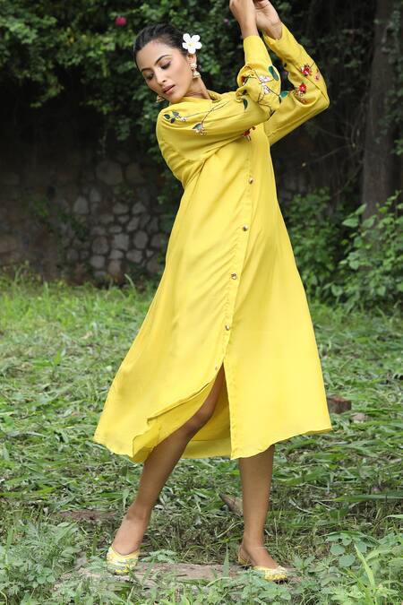 Shop_Desert Shine By Sulochana Jangir_Yellow Muslin Embroidered Floral And Leaf Collared Neck Resham Sleeve Kurta_Online_at_Aza_Fashions