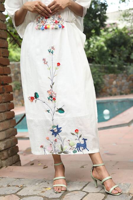 Desert Shine By Sulochana Jangir_White Chanderi Embroidery Round Neck Deer And Duck Kaftan_at_Aza_Fashions