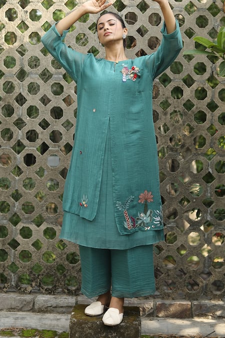 Desert Shine By Sulochana Jangir_Green Chanderi Embroidery, Patchwork Round Neck Kurta And Pant Set_Online_at_Aza_Fashions