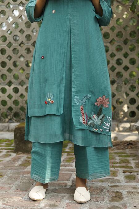 Desert Shine By Sulochana Jangir_Green Chanderi Embroidery, Patchwork Round Neck Kurta And Pant Set_at_Aza_Fashions
