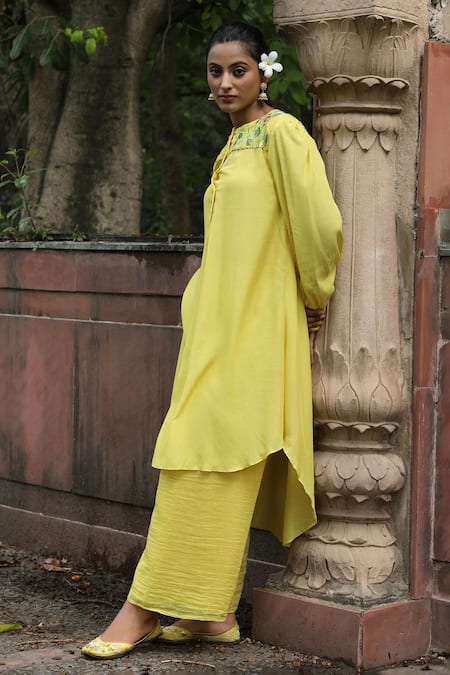 Desert Shine By Sulochana Jangir_Yellow Chanderi Embroidery Round Neck Handwoven Kurta And Pant Set_Online_at_Aza_Fashions