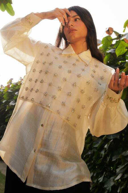 Buy_Ode To Odd_White Silk Organza Embroidery Round Neck Checkered Aari Hand Bib