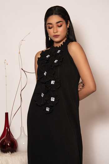 Vanshika Agarwal Label Black Lining Taffeta, Yoyo Crepe 3d Charlotte Embroidered Pleated Dress Online at Aza Fashions Vanshika Agarwal Label_Black Lining Taffeta, Yoyo Crepe 3d Charlotte Embroidered Pleated Dress _Online_at_Aza_Fashions