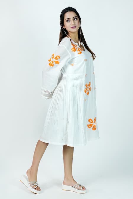 Buy_Jyoti Bansal_White Cotton Embroidery Button-down Neck Marshmallow Floral Applique Tunic _Online_at_Aza_Fashions