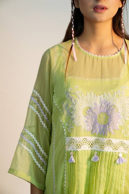 Jyoti Bansal_Green Kota Doria Round Neck Sunflower Basil Lace Border Tunic _Online_at_Aza_Fashions