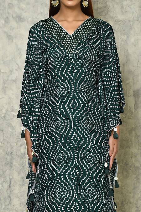 Buy Naintara Bajaj Green Habutai Printed Bandhej V Neck Patterned Kaftan Online at Aza Fashions Buy_Naintara Bajaj_Green Habutai Printed Bandhej V Neck Patterned Kaftan_Online_at_Aza_Fashions