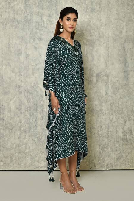 Naintara Bajaj_Green Habutai Printed Bandhej V Neck Patterned Kaftan_at_Aza_Fashions