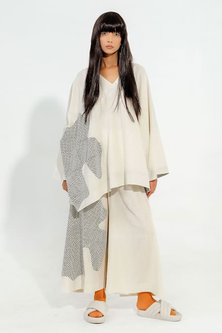 Stoique_Off White Cotton, Muslin V-neck Avocado Applique Work Top _Online_at_Aza_Fashions