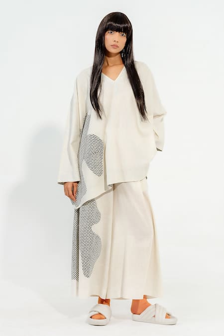 Buy_Stoique_Off White Cotton, Muslin V-neck Avocado Applique Work Top _Online_at_Aza_Fashions