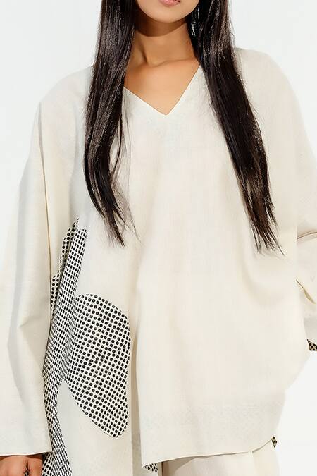 Shop_Stoique_Off White Cotton, Muslin V-neck Avocado Applique Work Top _Online_at_Aza_Fashions