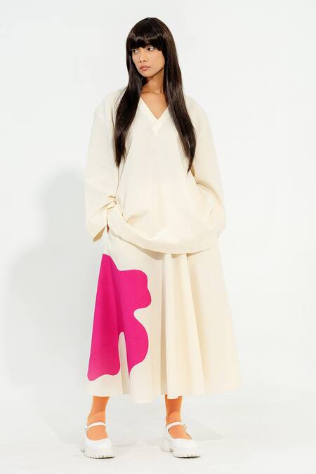 Shop_Stoique_Off White Cotton V-neck Hibiscus V Top _Online_at_Aza_Fashions