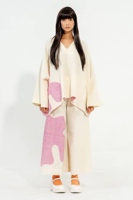 Stoique_Off White Cotton V-neck Cypress Applique Work Top _Online_at_Aza_Fashions