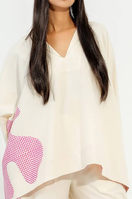 Stoique Off White Cotton V-neck Cypress Applique Work Top at Aza Fashions Stoique_Off White Cotton V-neck Cypress Applique Work Top _at_Aza_Fashions