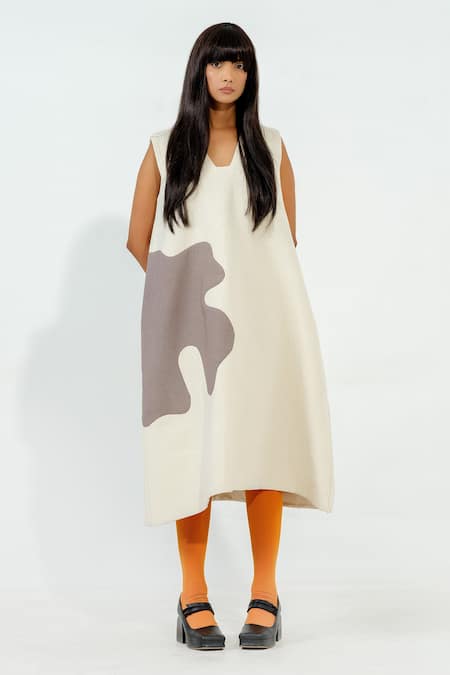 Buy_Stoique_Off White Cotton Applique V-neck Oolong Quilted Pattern Dress _Online_at_Aza_Fashions