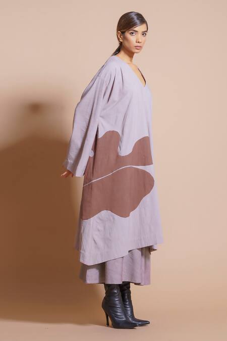 Stoique Grey Cotton Applique V-neck Gunpowder Work Tunic Online at Aza Fashions Stoique_Grey Cotton Applique V-neck Gunpowder Work Tunic _Online_at_Aza_Fashions