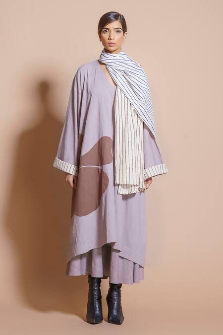 Buy Stoique Grey Cotton Applique V-neck Gunpowder Work Tunic Online at Aza Fashions Buy_Stoique_Grey Cotton Applique V-neck Gunpowder Work Tunic _Online_at_Aza_Fashions