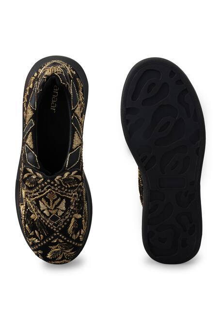 Buy_Anaar_Black Masquerade Gota Embroidered Sneakers 