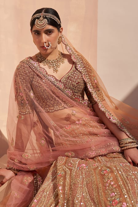 5 Things To Keep In Mind While Pinning The Bridal Dupatta On Your Head. |  WedMeGood