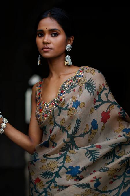 Buy_Archana Jaju_Brown Silk Floral Patterns, Kalamkari Sweetheart Neck Pure Saree With Blouse
