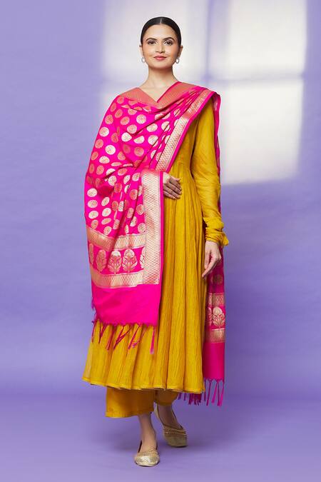 Shop Naintara Bajaj Pink Zari, Fringe Metallic Floral Banarasi Art Silk Dupatta Online at Aza Fashions Shop_Naintara Bajaj_Pink Zari, Fringe Metallic Floral Banarasi Art Silk Dupatta _Online_at_Aza_Fashions