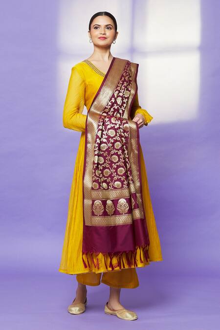 Shop Naintara Bajaj Wine Brocade Zari, Fringe Banarasi Art Silk Floral Pattern Dupatta Online at Aza Fashions Shop_Naintara Bajaj_Wine Brocade Zari, Fringe Banarasi Art Silk Floral Pattern Dupatta _Online_at_Aza_Fashions