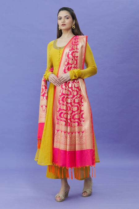Shop Naintara Bajaj Pink Brocade Embroidery Banarasi Floral Vine Pattern Dupatta Online at Aza Fashions Shop_Naintara Bajaj_Pink Brocade Embroidery Banarasi Floral Vine Pattern Dupatta _Online_at_Aza_Fashions