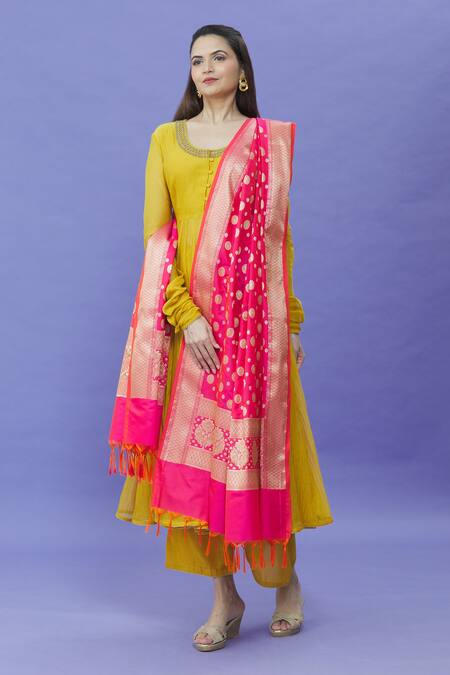 Naintara Bajaj Pink Silk Embroidery Banarasi Floral Pattern Dupatta Online at Aza Fashions Naintara Bajaj_Pink Silk Embroidery Banarasi Floral Pattern Dupatta _Online_at_Aza_Fashions