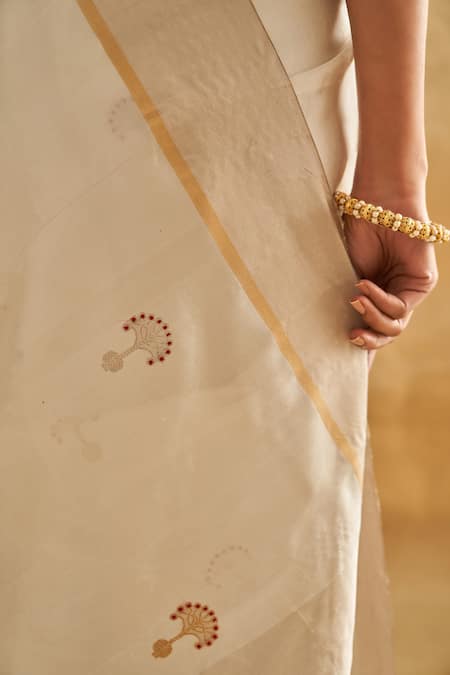 Taisha White Tissue, Satin, Pashmina Pattu Silk Woven Saree With Floral Pattern Blouse at Aza Fashions Taisha_White Tissue, Satin, Pashmina Pattu Silk Woven Saree With Floral Pattern Blouse _at_Aza_Fashions