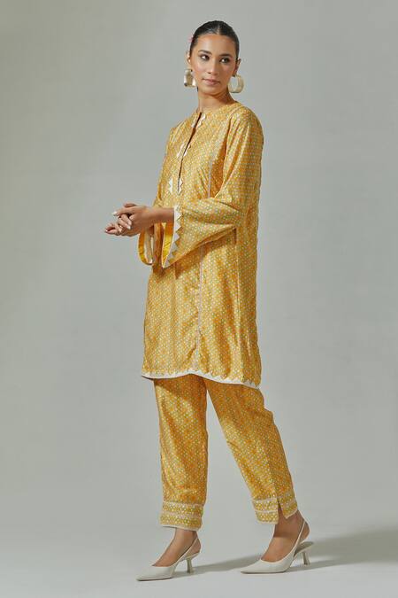 Basanti - Kapde Aur Koffee_Yellow Muslin Geometric Print Round Straight Kurta And Pant Set_at_Aza_Fashions