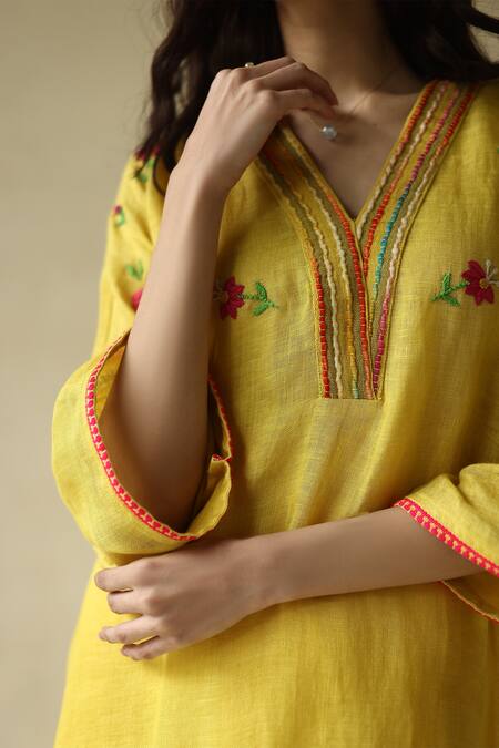 Buy_Roza_Yellow Motif Embroidered Kaftan-cut Tunic _Online_at_Aza_Fashions