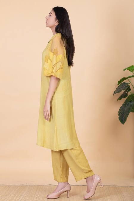 Chambray & CO._Yellow Silk Embroidery Collared Floral Thread Kurta Set _Online_at_Aza_Fashions