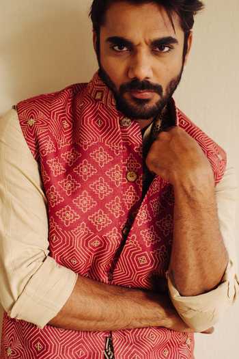 Ankita Shahabadi_Red Silk Embroidery Abstract Print Bundi And Kurta Set _Online_at_Aza_Fashions