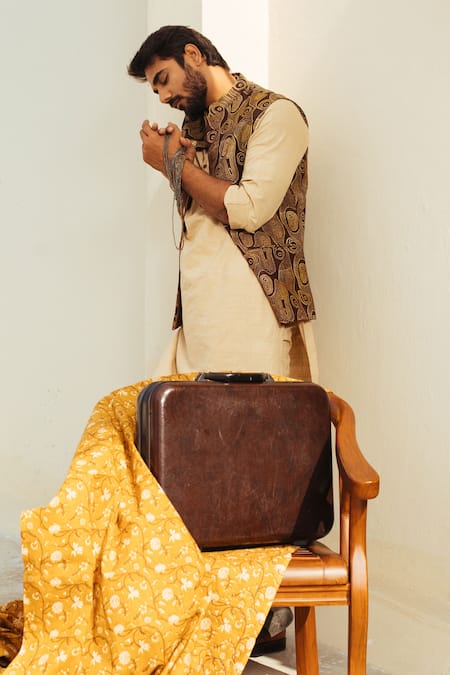 Ankita Shahabadi Brown Silk Abstract Print Bundi And Kurta Set Online at Aza Fashions Ankita Shahabadi_Brown Silk Abstract Print Bundi And Kurta Set _Online_at_Aza_Fashions