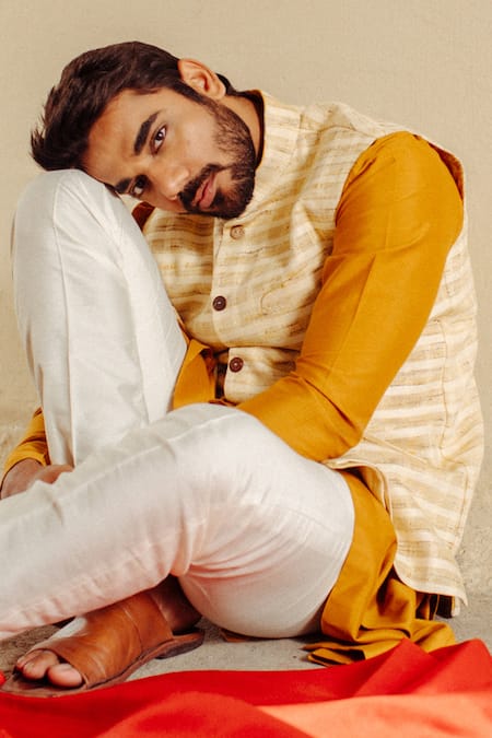 Ankita Shahabadi Off White Silk Textured Bundi And Kurta Set Online at Aza Fashions Ankita Shahabadi_Off White Silk Textured Bundi And Kurta Set _Online_at_Aza_Fashions