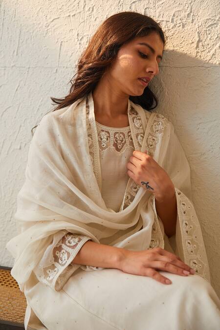 Buy_Chandbari_Ivory Chanderi Embroidered Thread Kurta Round Neck A-line Palazzo Set