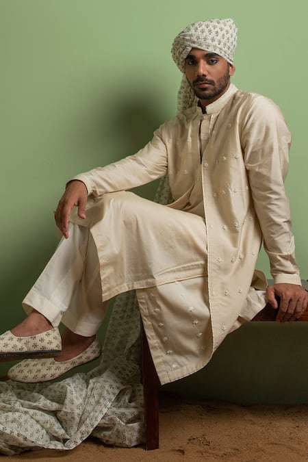 Ankita Shahabadi_Off White Silk Thread Tafeer Layer Embroidered Kurta _Online_at_Aza_Fashions