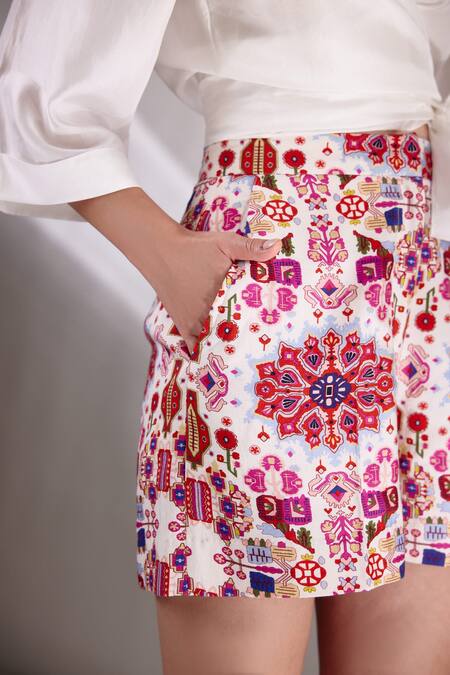Buy_Betrue_White Handloom Cotton Kashan Print Shorts _Online_at_Aza_Fashions