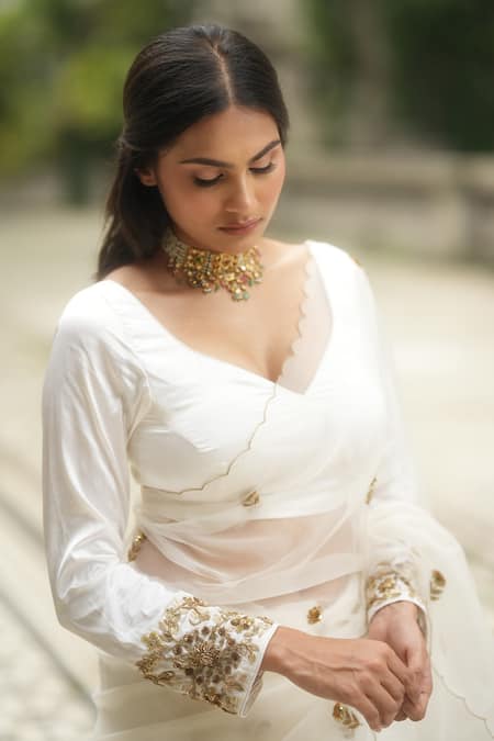 Peeli Dori_White Silk Organza Embroidered Metallic V Neck Saree Set _Online_at_Aza_Fashions