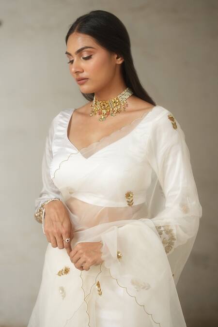 Peeli Dori_White Silk Organza Embroidered Metallic V Neck Saree Set _at_Aza_Fashions