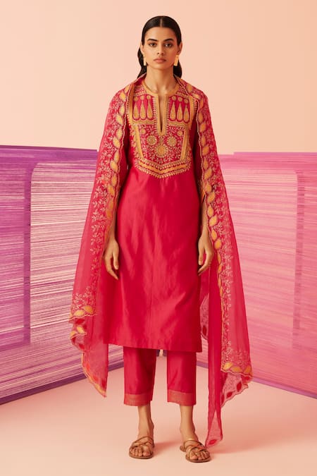 Sureena Chowdhri_Magenta Silk Chanderi Embroidered Zari Notched Round Neck Utopia Kurta Set_Online_at_Aza_Fashions